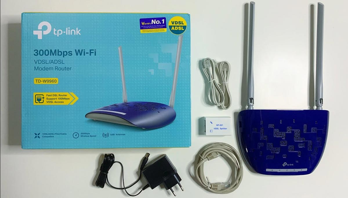 جعبه و مودم tp-link td-w9960، یک عدد اسپلیتر خارجی DSL، یک عدد کابل تلفن RJ-11، یک عدد کابل شبکه RJ-45 و یک عدد آداپتور برق 9 ولت/0.6 آمپر